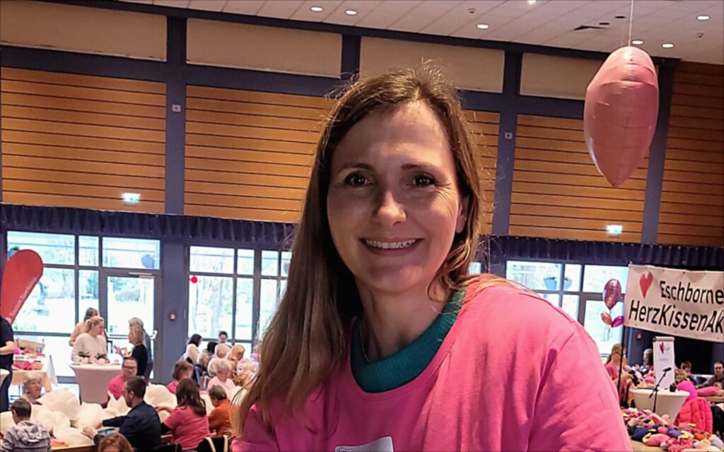 Anja Feierabend im pinken Shirt des Eschborner Herzkissen e.V.