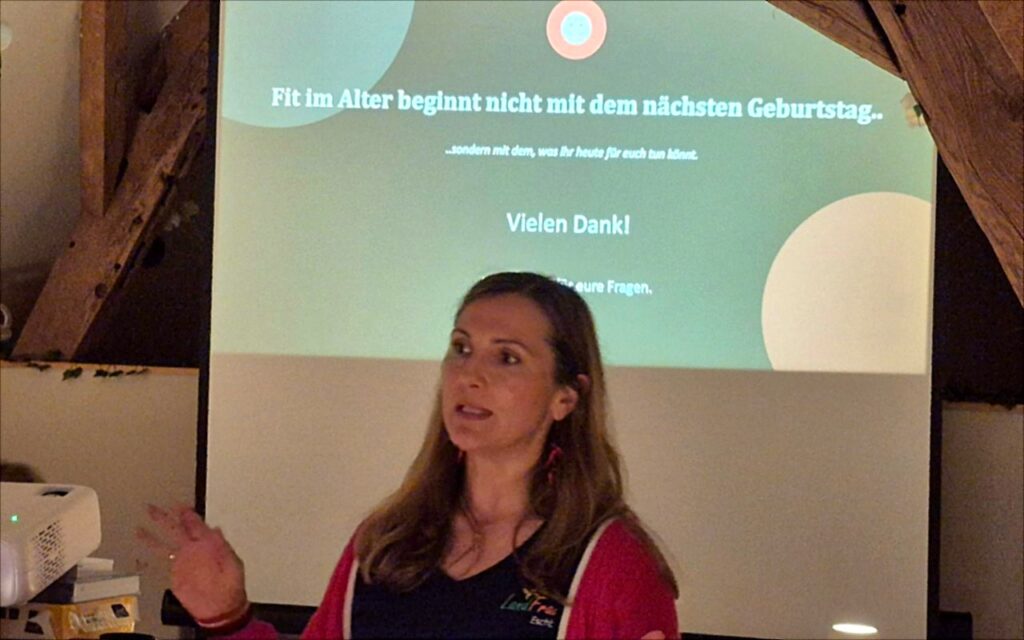 Anja Feierabend hält ihren Vortrag Fit im Alter bei den Eschborner Landfrauen